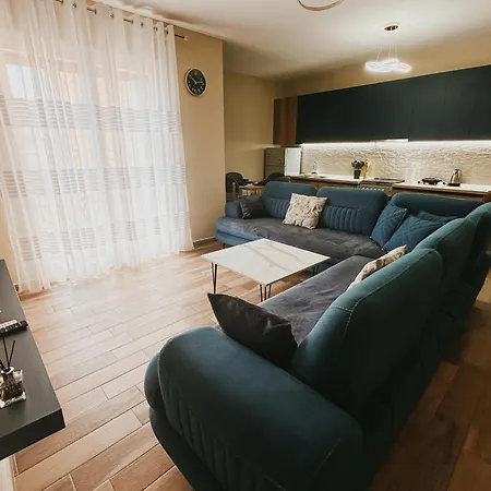 Boulevard Modern * تيرانا